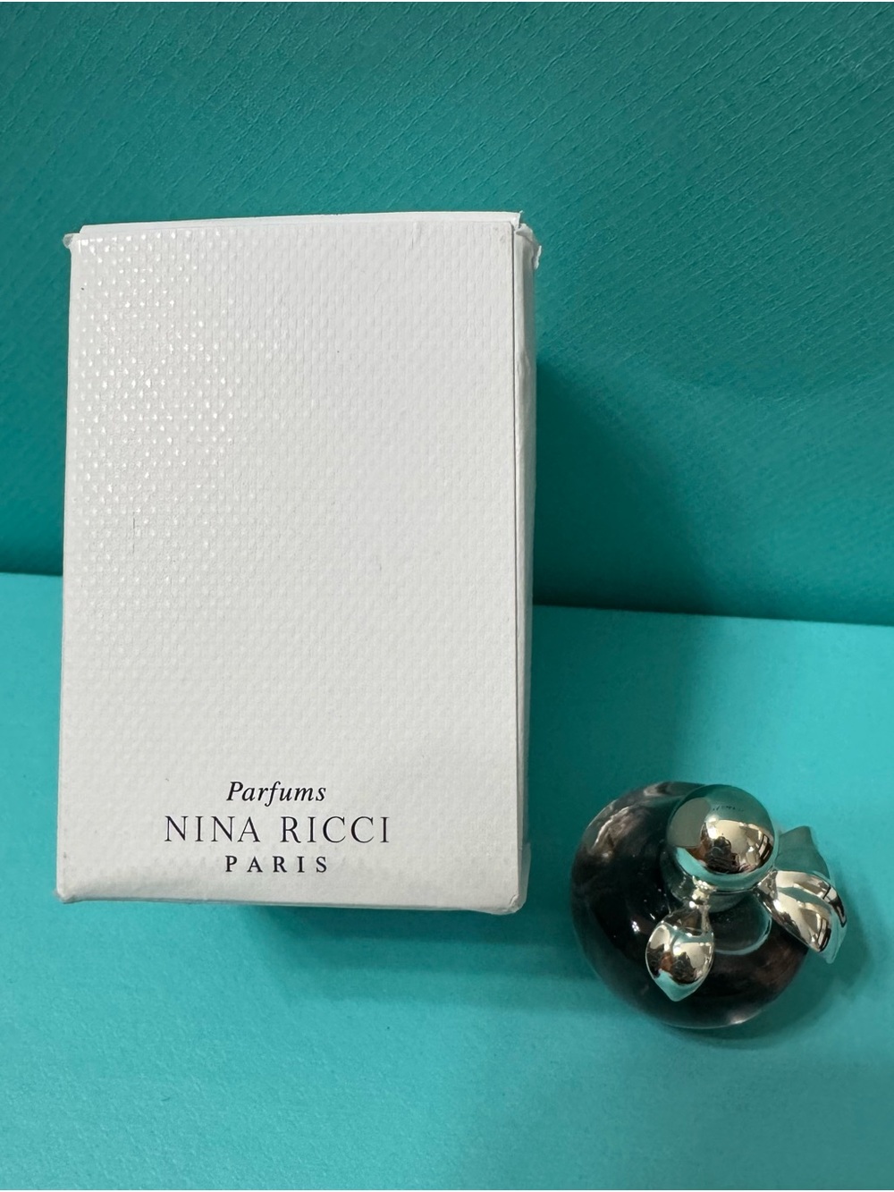 Nina Ricci perfume - Picture 3 of 5